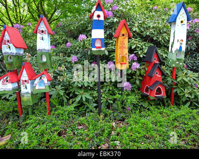 bunte Vogelhäuser in einem Garten Stockfoto