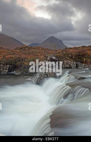 Fluß Sligachan und Wasserfall bei Dämmerung, Großbritannien, Schottland, Isle Of Skye Stockfoto