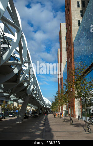 Moderne Straßenbahnlinie Netkous in Bezuidenhout mit Bürogebäude im Businesscenter in den Haag, Niederlande Stockfoto