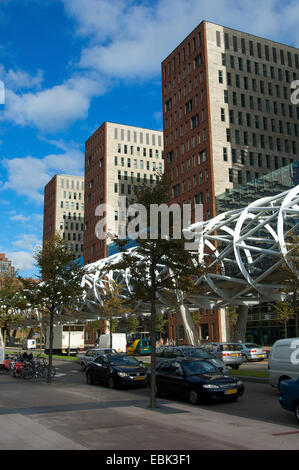 Moderne Straßenbahnlinie Netkous in Bezuidenhout mit Bürogebäude im Businesscenter in den Haag, Niederlande Stockfoto