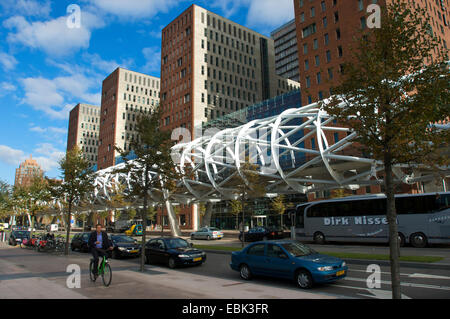 Moderne Straßenbahnlinie Netkous in Bezuidenhout mit Bürogebäude im Businesscenter in den Haag, Niederlande Stockfoto