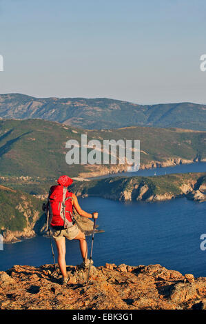 weibliche Wanderer genießen die Aussicht auf Corsians Küste, Frankreich, Korsika, Capo Rosso Stockfoto