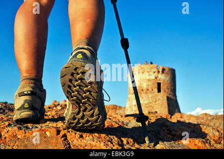 Schuhe der Wanderer vor genuesischen Turm, Frankreich, Korsika, Capo Rosso Stockfoto