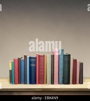 Alte Bücher auf Holztisch Stockfoto