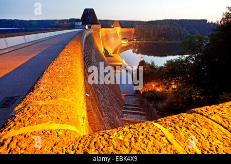 Staumauer des Stausees Moehne beleuchtet von der untergehenden Sonne, Moehnesee, Sauerland, Nordrhein-Westfalen, Deutschland Stockfoto