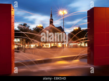 moderner Brunnen am Hansaplatz, Probsteikirche im Hintergrund in der Dämmerung, Dortmund, Ruhrgebiet, Nordrhein-Westfalen, Deutschland Stockfoto