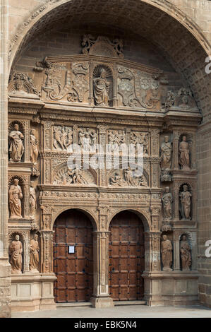 Das geschnitzte Portal des XVI Jahrhundert Kirche von Santo Tomas in Haro, La Rioja, Spanien Stockfoto