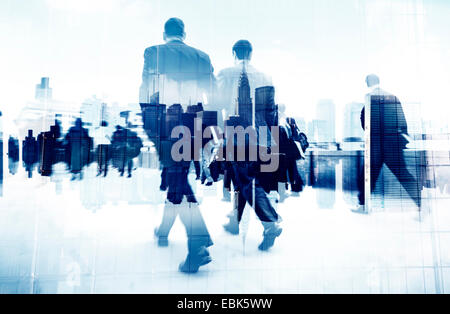 Abstraktes Bild von Geschäftsleuten auf der Straße Stockfoto