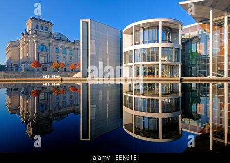 Reichstag und Paul Loebe Haus reflektiert in Spree Fluss, Deutschland, Berlin Stockfoto