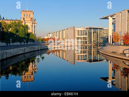 Reichstag, Paul Loebe Haus und Marie Elisabeth Lueders Haus im Spree Fluss, Deutschland, Berlin Stockfoto