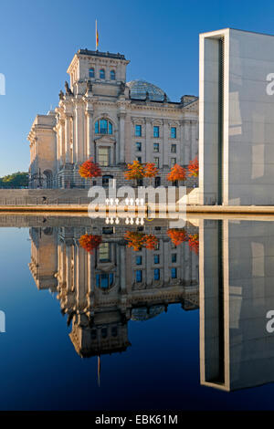 Deutschen Reichstag und Paul Loebe Haus reflektiert in Spree entlang, Deutschland, Berlin Stockfoto