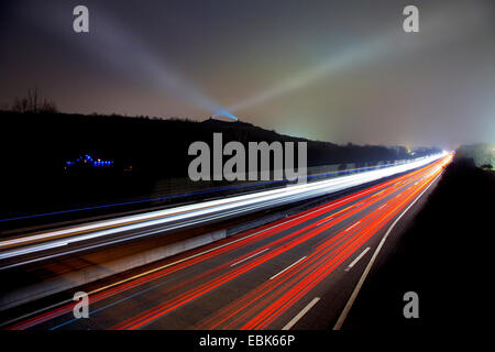 helle Streifen auf Autobahn A2 in Abend Licht und Leuchten auf Vorrat, Rungenberg, Deutschland, Nordrhein-Westfalen, Ruhrgebiet, Gelsenkirchen