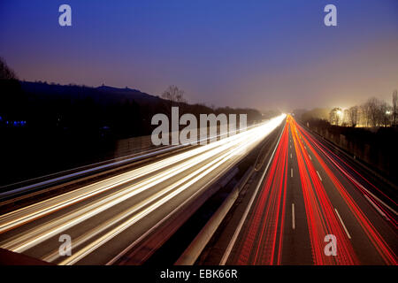helle Streifen auf Autobahn A2 im Abendlicht, Gelsenkirchen, Ruhrgebiet, Nordrhein-Westfalen, Deutschland