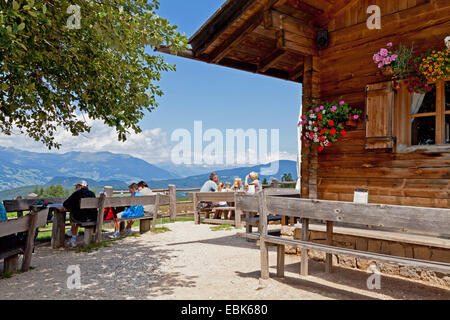 Touristen genießen die Aussicht vom Tuffalm, Italien, Südtirol Stockfoto