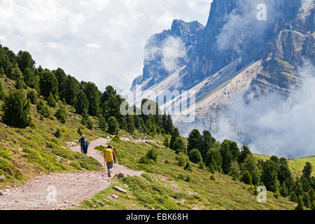 Wanderer am Weg entlang Geislergruppe, Gruppo Delle Geisler, Italien, Südtirol, Dolomiten Stockfoto