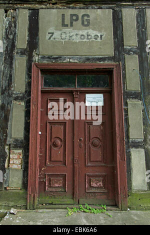 Eingangstür, der ehemalige LPG, 7. Oktober, Deutschland, Brandenburg, Altlewin Stockfoto