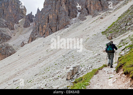 Wanderer auf Wanderweg zur Forcella della Roa, Italien, Südtirol, Dolomiten Stockfoto