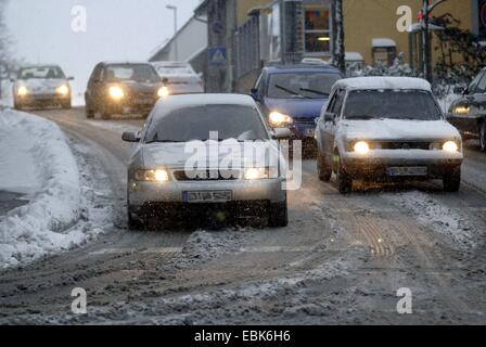 Autos auf einer verschneiten Straße, Deutschland, Vaihingen/Enz Stockfoto