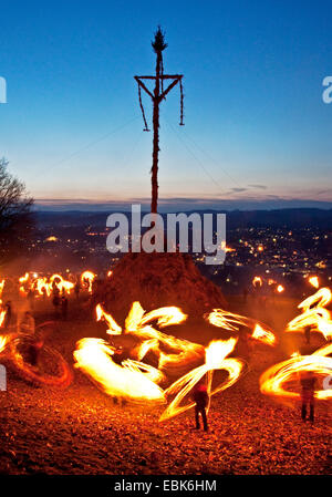 traditionelle Fackel schwanken von den Poskebrueder als ein Osterfeuer am Karsamstag, Deutschland, Nordrhein-Westfalen, Sauerland, Attendorn Stockfoto