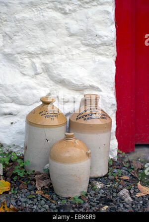 Alte Brauerei Tonkrügen in einem Bauernhaus in Pembrokeshire, Wales UK Stockfoto