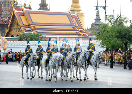 (141202)--BANGKOK, 2. Dezember 2014 (Xinhua)--thailändische Soldaten besuchen eine Parade als Bestandteil der König Bhumibol Adulyadej kommende 87. Geburtstag Feier außerhalb der Grand Palace in Bangkok, Thailand, 2. Dezember 2014. Thailändischen Königs Bhumibol Adulyadej feiert seinen 87. Geburtstag am 5. Dezember. (Xinhua/Rachen Sageamsak) (Djj) Stockfoto