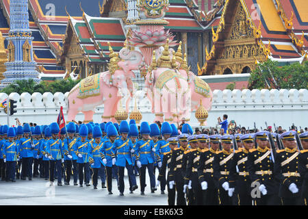 (141202)--BANGKOK, 2. Dezember 2014 (Xinhua)--thailändische Soldaten besuchen eine Parade als Bestandteil der König Bhumibol Adulyadej kommende 87. Geburtstag Feier außerhalb der Grand Palace in Bangkok, Thailand, 2. Dezember 2014. Thailändischen Königs Bhumibol Adulyadej feiert seinen 87. Geburtstag am 5. Dezember. (Xinhua/Rachen Sageamsak) (Djj) Stockfoto