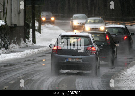 Schneematsch an viel befahrenen Straße, Deutschland, Nordrhein-Westfalen Stockfoto