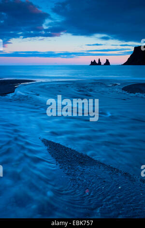 Glazial-Abfluß ins Meer in der Abenddämmerung, Island, Reynisdrangar, Vik Stockfoto