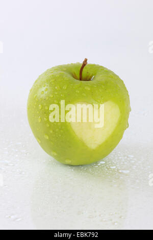 Apfel (Malus Domestica), grüner Apfel mit Herz Stockfoto