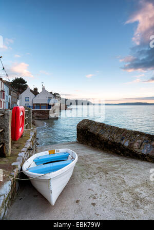 Boot auf dem Slipway am Kingsand an der südlichen Küste von Cornwall Stockfoto