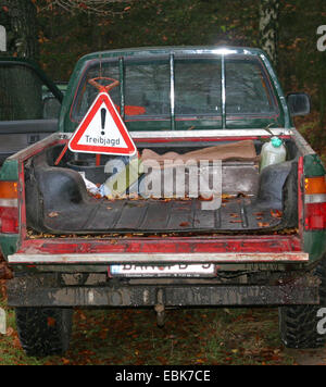 Jagd-Warnschild auf Pickup, Deutschland, Niedersachsen Stockfoto