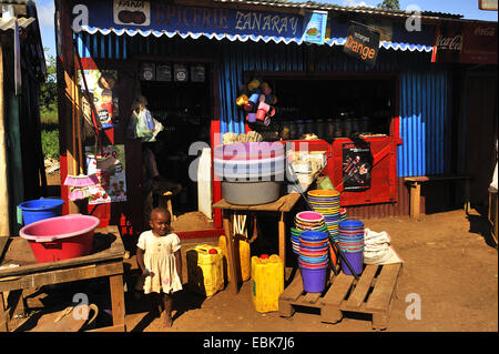 Kunststoff-Eimer und Gerichte vor einem Geschäft, Madagaskar, Antsiranana, Diego Suarez Stockfoto