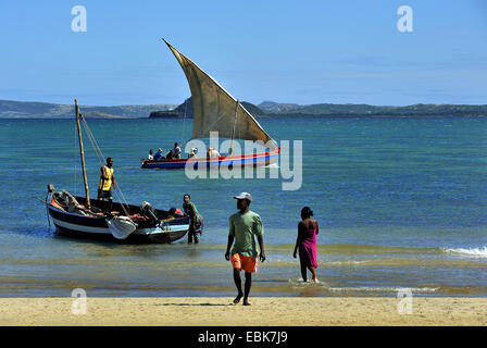 zwei Boote am Meer nahe dem Strand, Madagaskar, Antsiranana, Diego Suarez Stockfoto