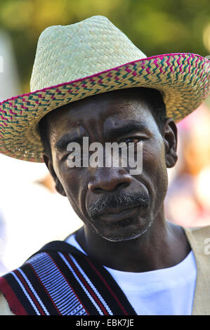 dunkelhäutigen Mann mit Stroh Hut, Porträt, Madagaskar Antsiranana, Diego Suarez Stockfoto