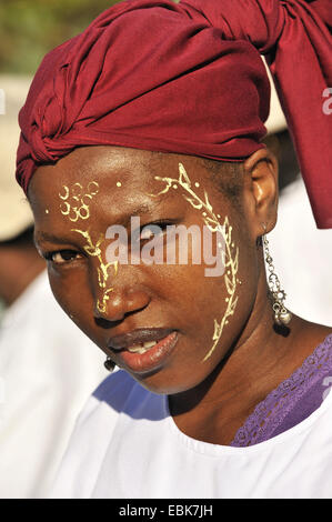 dunkelhäutige Frau mit traditionellen Make up, Madagaskar, Antsiranana, Diego Suarez Stockfoto