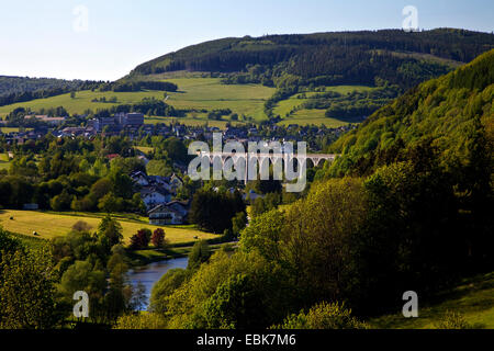 Panoramablick auf das Städtchen mit dem Viadukt in die Hügellandschaft im Frühjahr, Willingen, Sauerland, Hessen, Deutschland Stockfoto