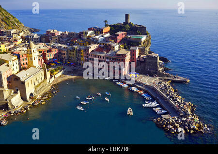 Blick auf Küste Dorf Vernazza, Italien, Ligurien, Cinque Terre Nationalpark, Vernazza Stockfoto