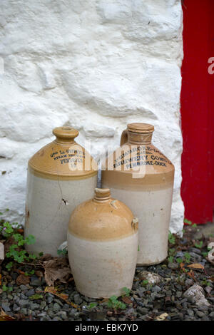 Alte Brauerei Tonkrügen in einem Bauernhaus in Pembrokeshire, Wales UK Stockfoto