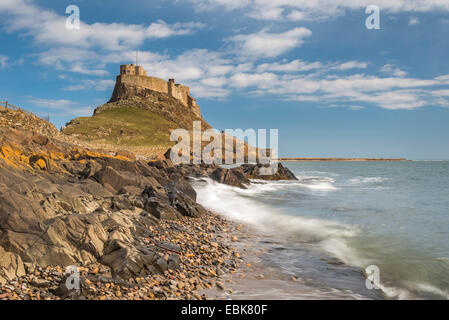 Lindisfarne (Holy Island) Schloss an der Küste von Northumberland. Die Burg liegt auf einem vulkanischen Hügel, bekannt als Beblowe Craig, war bu Stockfoto