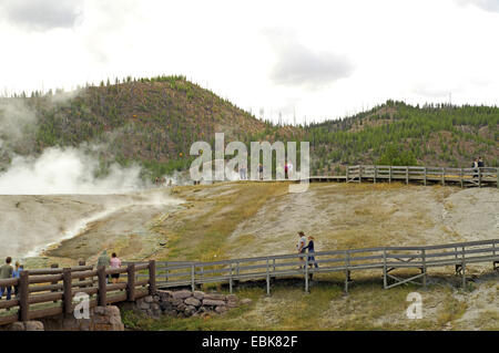 Touristen auf Steg in Hot Springs im Yellowstone National Park, USA, Wyoming, Yellowstone National Park Stockfoto