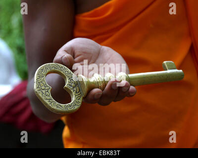 mit einem goldenen Schlüssel in der Hand, Sri Lanka, Uva, Bandarawela Munk Stockfoto