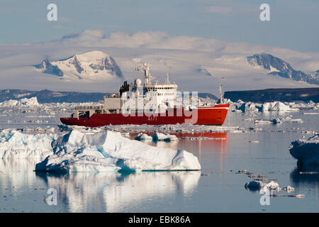 Kreuzfahrtschiff auf der Weddell-See zwischen Eisbergen, Antarktis Stockfoto