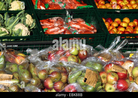 Verkauf von Obst und Gemüse vor einem Supermarkt, Deutschland, Nordrhein-Westfalen Stockfoto