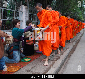 Buddhistische Mönche Los Almsround, Laos, Luang Prabang Stockfoto