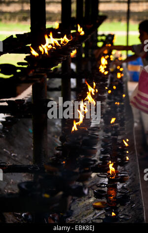 Kokosnuss Öl-Lampen in einem buddhistischen Tempel flachen Fokus Stockfoto