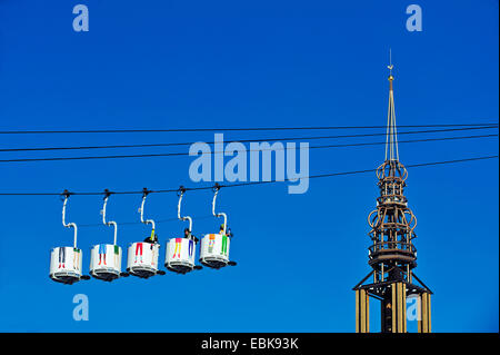 Seilbahn und Kirchturm, Frankreich, Savoyen, Les MÚnuires Stockfoto