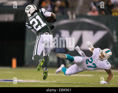 1. Dezember 2014 - East Rutherford, Florida, USA - New York Jets laufen wieder Chris Johnson (21) Fälschungen aus Miami Dolphins starke Sicherheit Jimmy Wilson (27) auf einen langen Lauf im ersten Quartal im MetLife Stadium in East Rutherford, New Jersey am 1. Dezember 2014. (Kredit-Bild: © Allen Eyestone/der Palm Beach Post/ZUMA Draht) Stockfoto