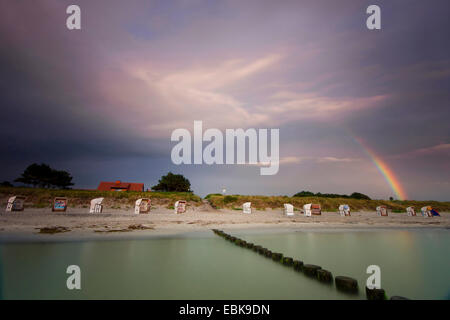 Verlassener Strand in Vitte bei Gewitter und Regenbogen, Vitte, Hiddensee, Mecklenburg-Vorpommern, Deutschland Stockfoto