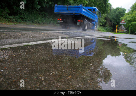 Van fahren auf eine Regen-nassen Straße, Deutschland Stockfoto