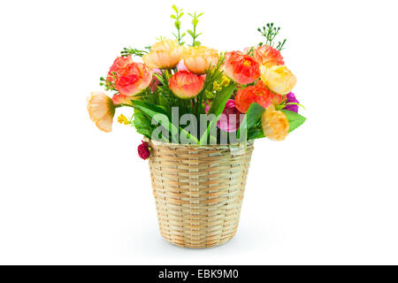 Korb Blumen isoliert auf weißem Hintergrund Stockfoto